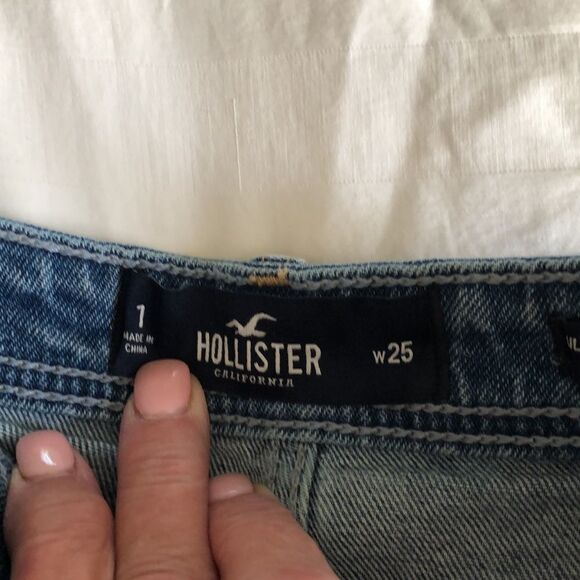 Hollister Ultra High Waisted Mom Short Size 25 Blue pin stripe Gently used - Picture 3 of 8